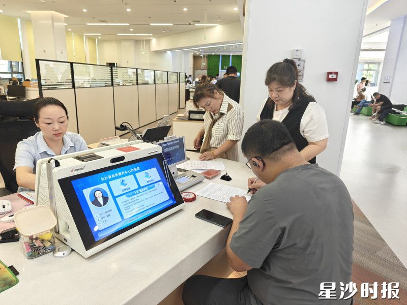 6月13日上午,市民在政务服务大厅不动产登记窗口办理过户。彭娴 摄