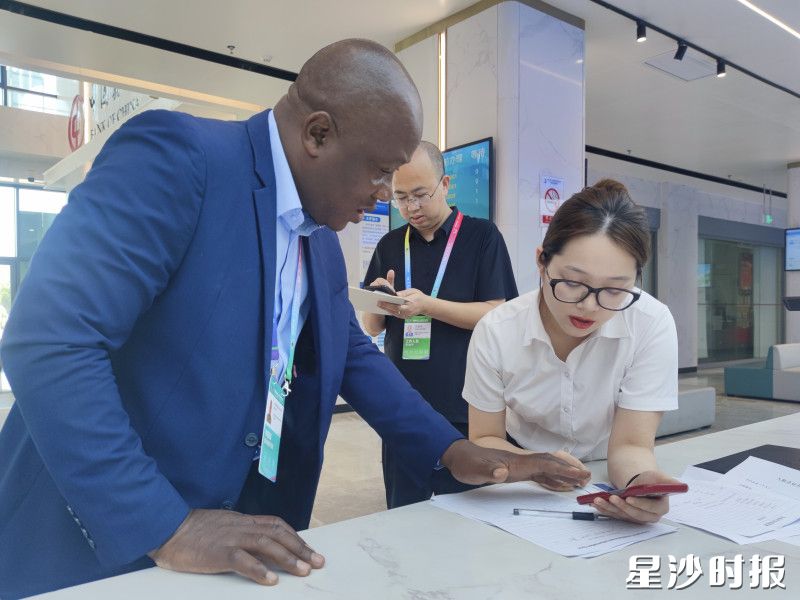 在长沙自贸临空区政务服务大厅，工作人员娴熟用外语跟非洲客商交流。均为长沙自贸临空区供图