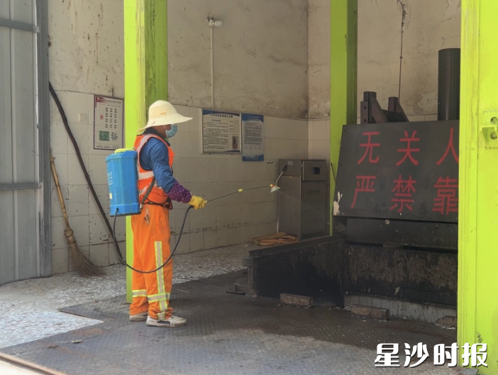 环卫工人李建国在长沙县灰埠小区垃圾站进行清洁作业。