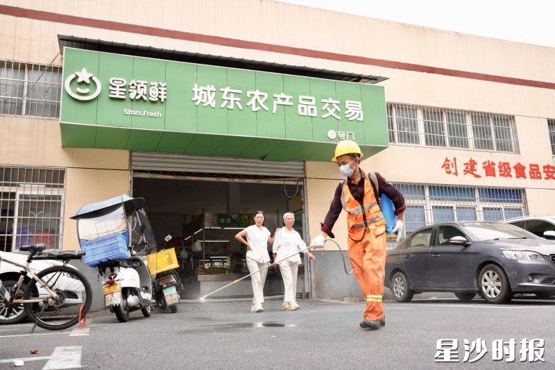 在长沙县城东农产品交易市场，环卫工人背着喷雾器，沿着市场周边排水沟、墙角等蚊虫易滋生区域缓缓移动，确保药剂均匀覆盖。