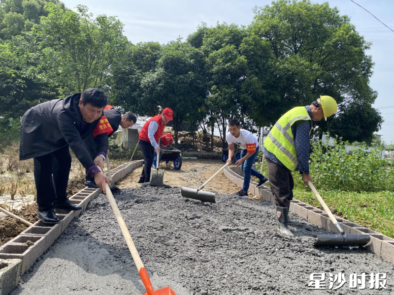 敢胜村与联建支部党员共同为困难群众修建出门“暖心路”。