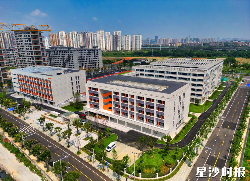 在黄兴镇“千万工程”引领下，敢胜村呈现崭新面貌，现代化建筑与完善配套让群众享安居。均为黄兴镇供图