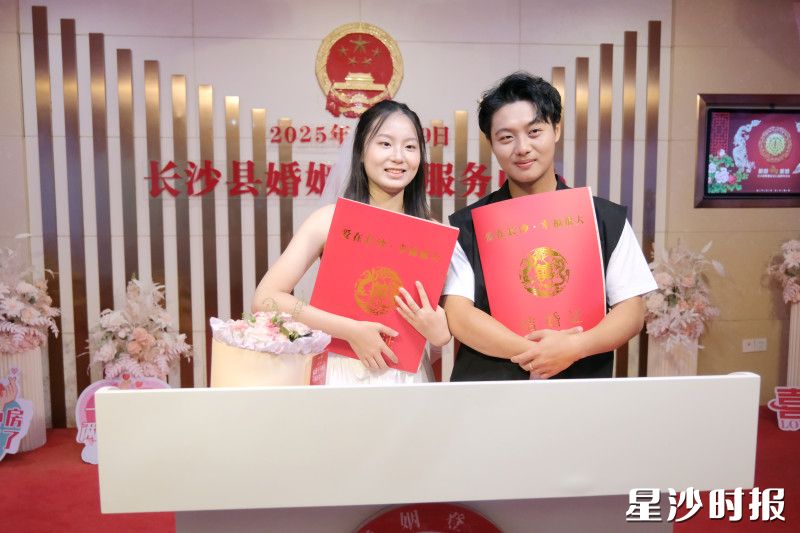 新人们在颁证大厅合影留念。李杰 摄