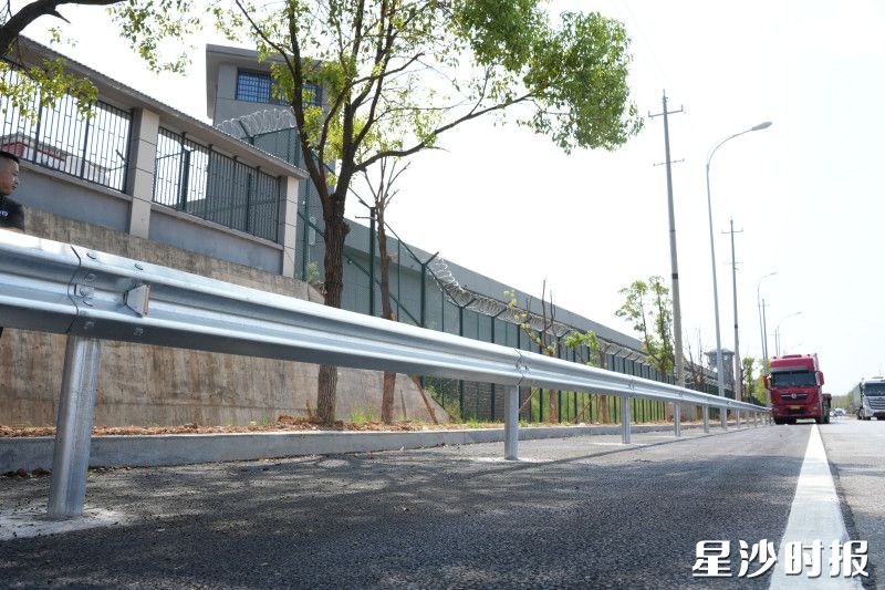 长沙县黄江路干杉联络线路段经过改造后，路面平整，环境干爽清新。均为杨欣雨 摄