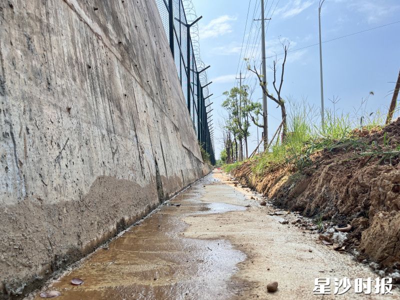 施工队将道路沿线的明沟清淤完毕。