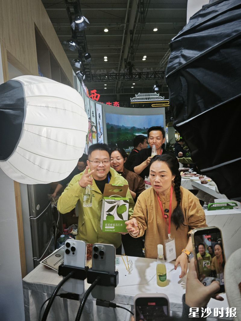 “星城蛙姐”正对着镜头推荐摇摇蜂蜜水。星沙甄选供图