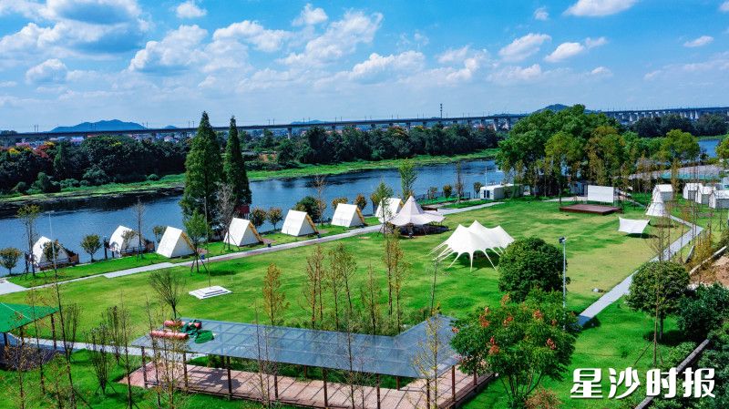 走进江背镇金洲村浏阳河风景区，筒车、渡口、水杉大道映入眼帘。县农业农村局供图