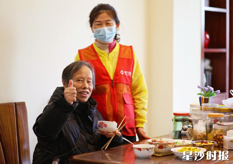 望圣桥社区居家养老服务站的“助餐”服务让老人赞不绝口。柳峥 摄