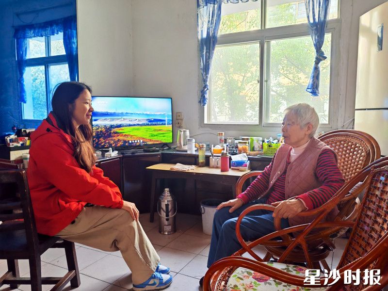 工作人员陪伴老人聊天。县民政局供图