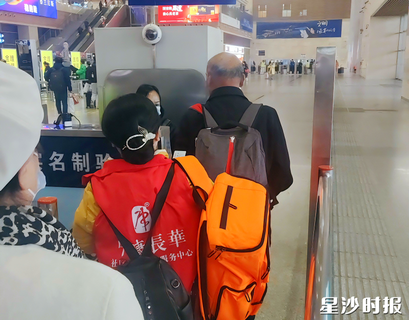 湘瑞社区居家养老服务站工作人员为老人提供“助行”服务。县民政局供图