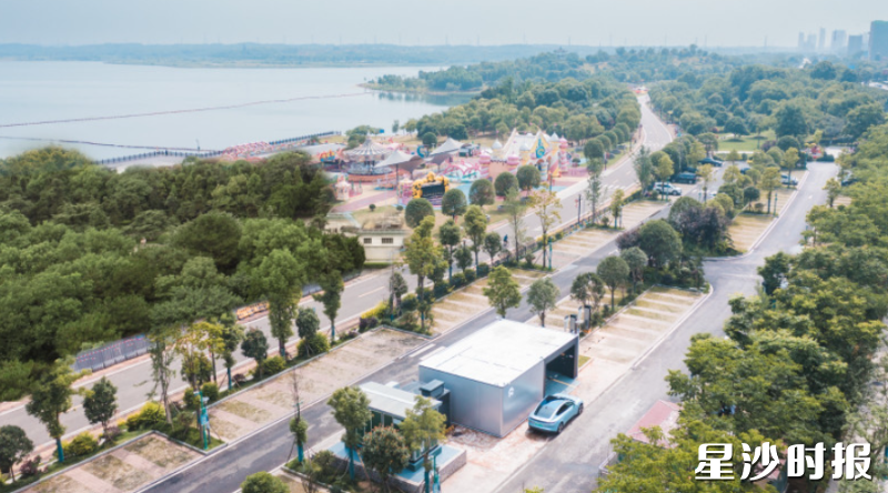在松雅湖东三路停车场，市民可享受充、换电一站式体验。 星城集团供图