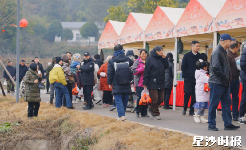 活动现场人头攒动。