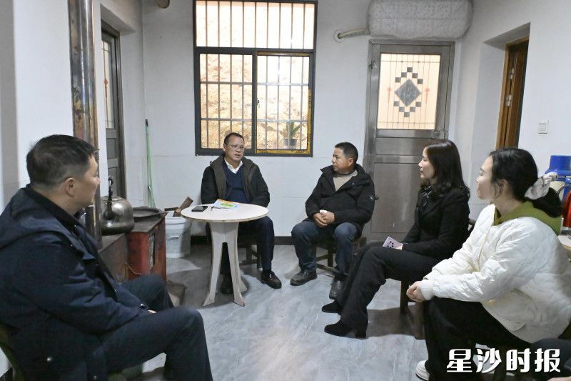 王国良详细了解困难群众相关情况。刘思源 摄