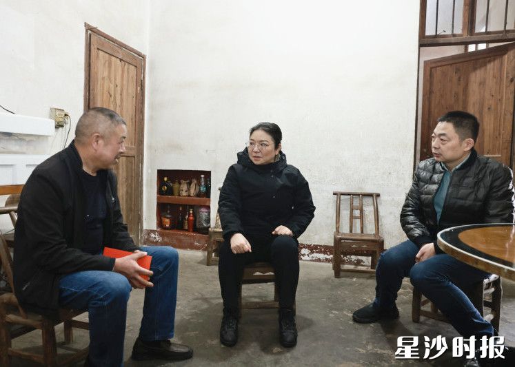 周虔看望退休老同志。杨源 摄 周虔看望退休老同志。杨源 摄