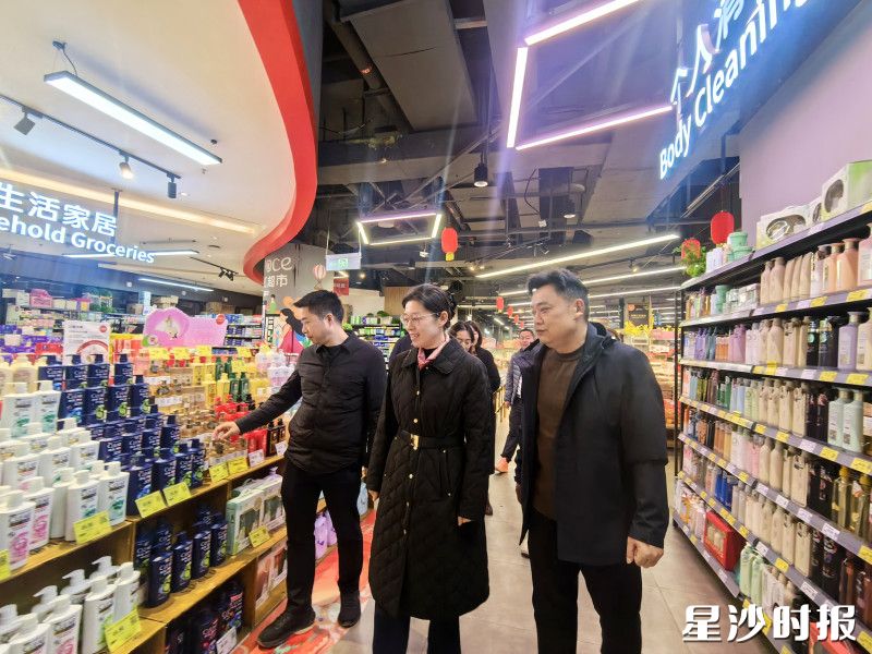 图为安全检查现场。李丹 摄