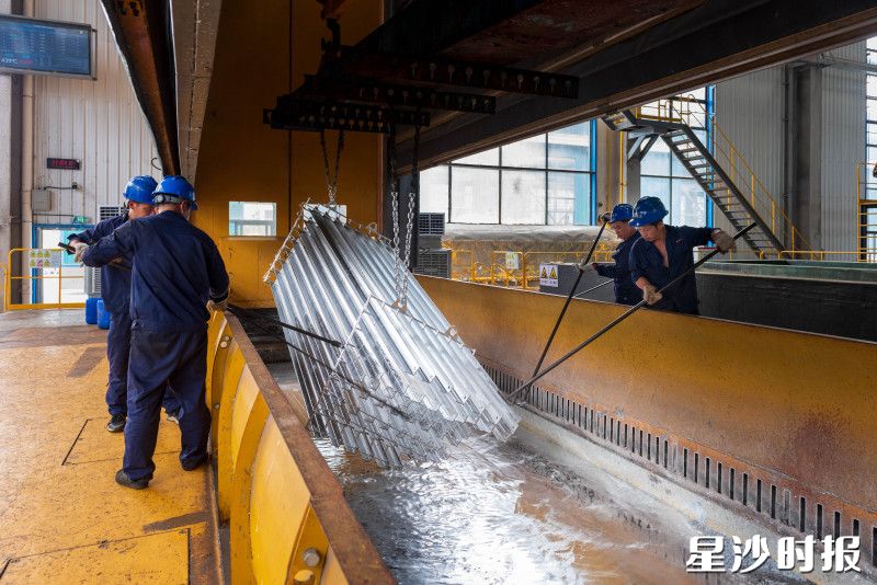 鑫胜电力车间内，工人进行热浸镀锌操作。均为李丹 摄