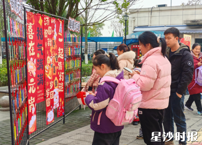 长沙市许家园小学校门口化为传统文化体验园。 长沙市许家园小学校门口化为传统文化体验园。