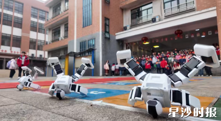 龙塘小学开学报到日,孩子们与机器狗赛跑、互动。 龙塘小学开学报到日,孩子们与机器狗赛跑、互动。