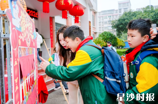 长沙市天华小学举行游园会。 长沙市天华小学举行游园会。