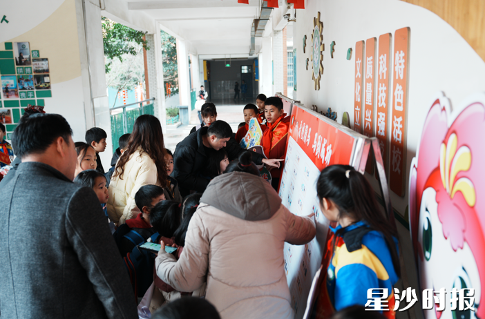 长沙市花园小学将传统文化元素与雷锋精神教育深度融合,为学生上好新学期“第一课”。 长沙市花园小学将传统文化元素与雷锋精神教育深度融合,为学生上好新学期“第一课”。