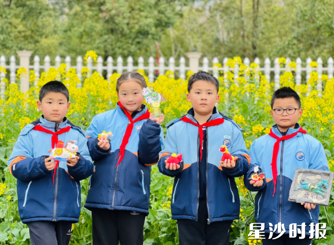 长郡双语星沙学校(西校区)将劳动实践与心理调适深度融合,为新学期注入健康活力。 长郡双语星沙学校(西校区)将劳动实践与心理调适深度融合,为新学期注入健康活力。