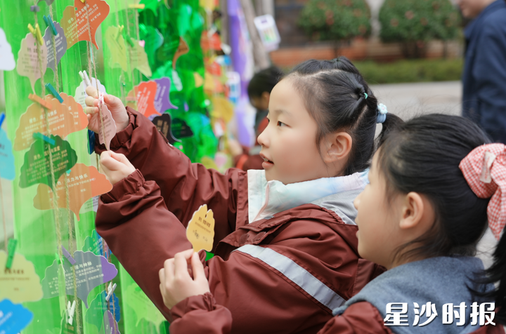 湘珺未来学校开展“给时光涂上你的色彩”活动,将美育浸润、身心滋养与自我主体认知培育融入开学第一课。 湘珺未来学校开展“给时光涂上你的色彩”活动,将美育浸润、身心滋养与自我主体认知培育融入开学第一课。