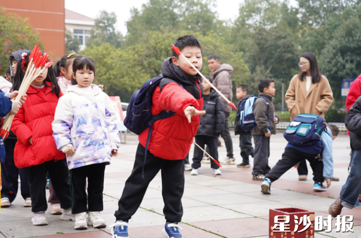 长沙市湘龙小学“神驹投福”投壶游戏考验着孩子们的专注与巧思。 长沙市湘龙小学“神驹投福”投壶游戏考验着孩子们的专注与巧思。