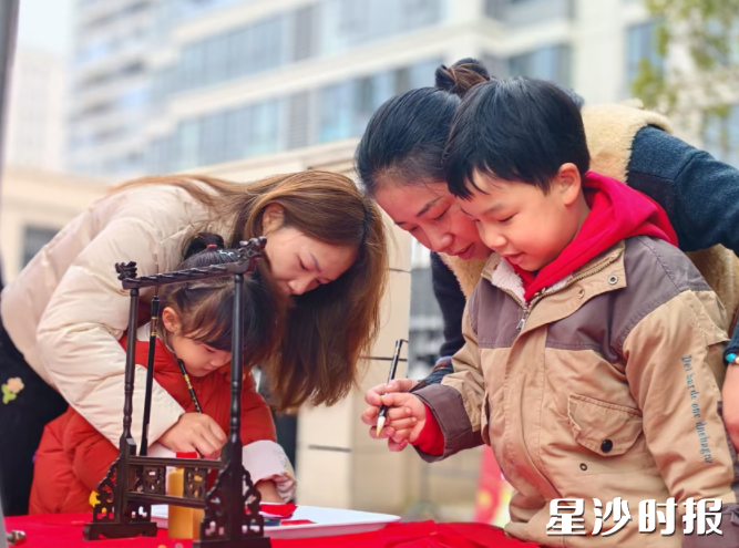 金香槟幼儿园布置了姓氏书写展板,以笔墨寄心意,开启成长之旅。 金香槟幼儿园布置了姓氏书写展板,以笔墨寄心意,开启成长之旅。