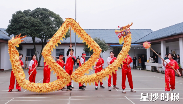 长沙县原陆新教育实践学校组织学生体验舞龙。 长沙县原陆新教育实践学校组织学生体验舞龙。