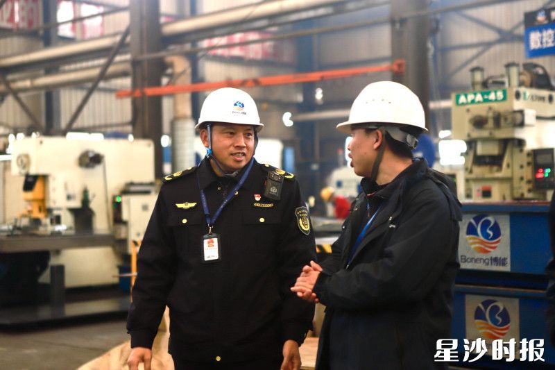 执法队员走进长沙博能科技股份有限公司开展复工复产培训。 县行政执法局供图