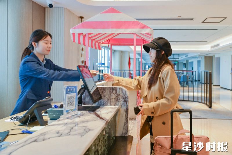 图为应届毕业生小白在办理入住手续。均为刘思源 摄