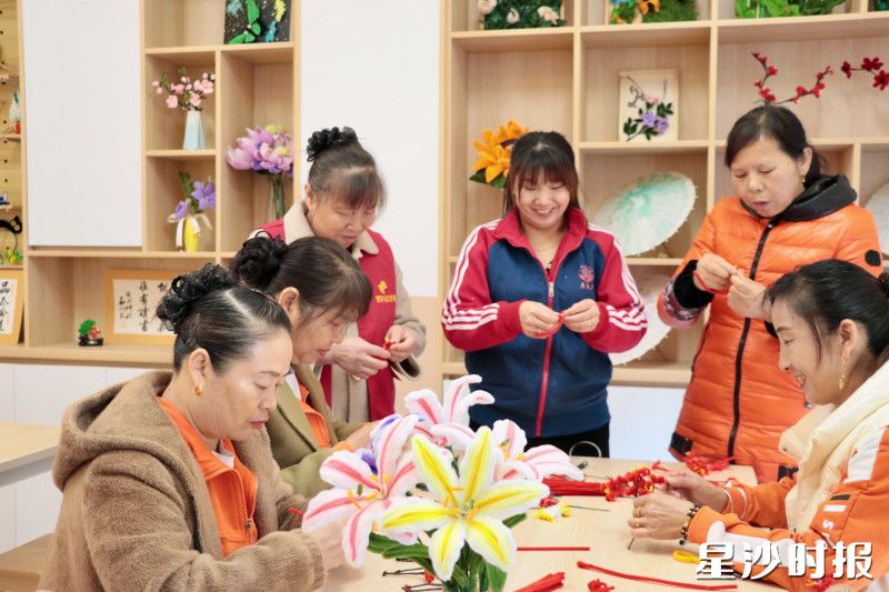 红树坡社区“银铃”课堂上，居民们学习扭扭花制作。均为赵佳慧 摄