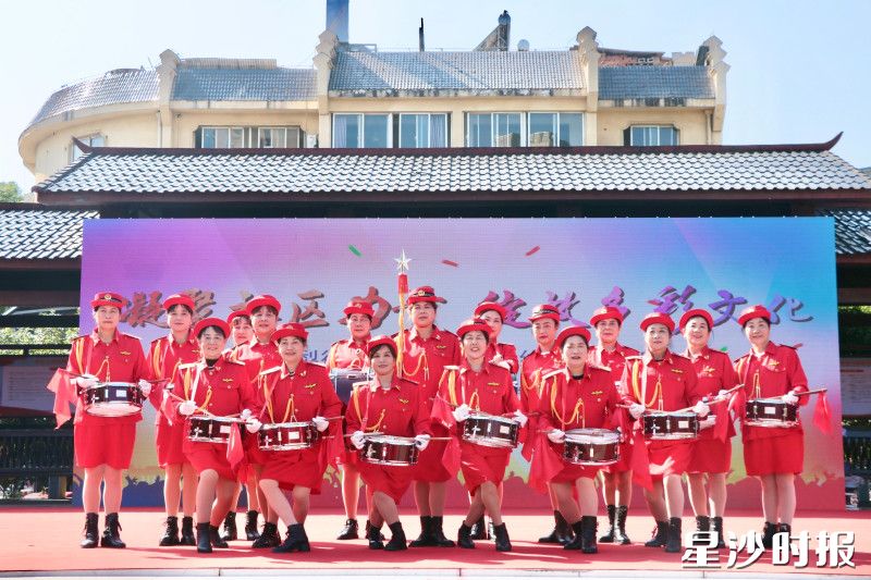 㮾梨街道社区社会组织文艺活动现场，居民们上台表演文艺节目。