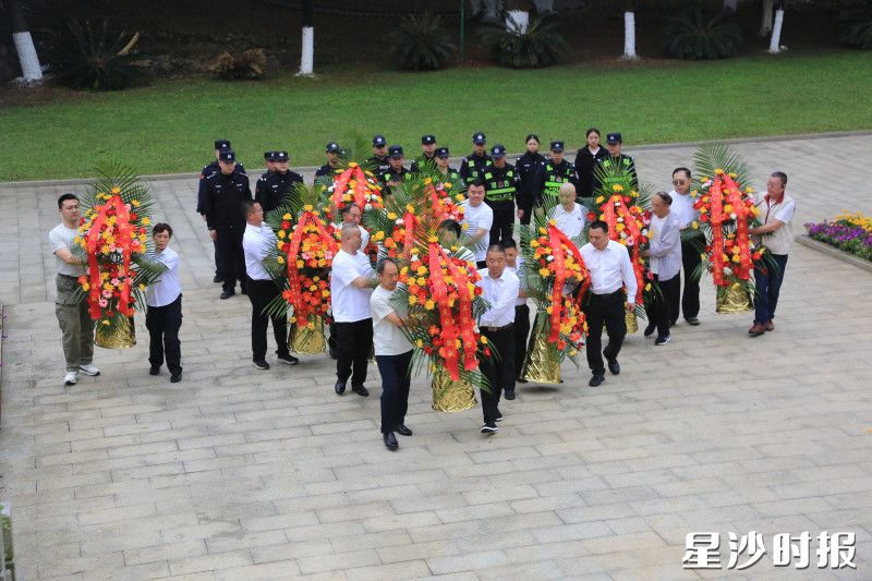 祭扫现场。均为受访者供图 祭扫现场。均为受访者供图