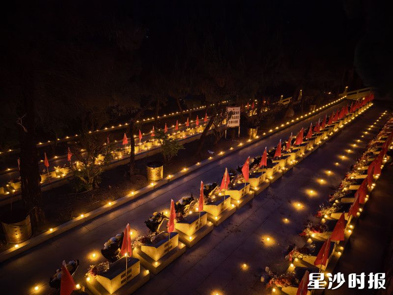 朱豫刚为烈士送上鲜花、插上国旗、点亮长明灯。 朱豫刚为烈士送上鲜花、插上国旗、点亮长明灯。