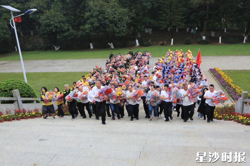 社会各界人士共祭英烈。 社会各界人士共祭英烈。