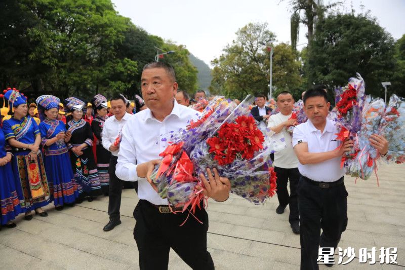 “中国好人”、退伍老兵朱豫刚手持鲜花,前往祭拜。 “中国好人”、退伍老兵朱豫刚手持鲜花,前往祭拜。