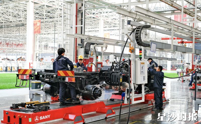 图为三一智联重卡车间。均为杨源 摄