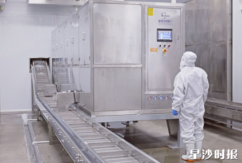 工作人员在调试制冰设备。