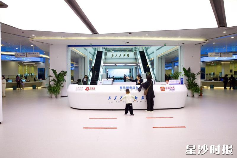 长沙县政务服务中心大厅一角。刘思源 摄 长沙县政务服务中心大厅一角。刘思源 摄