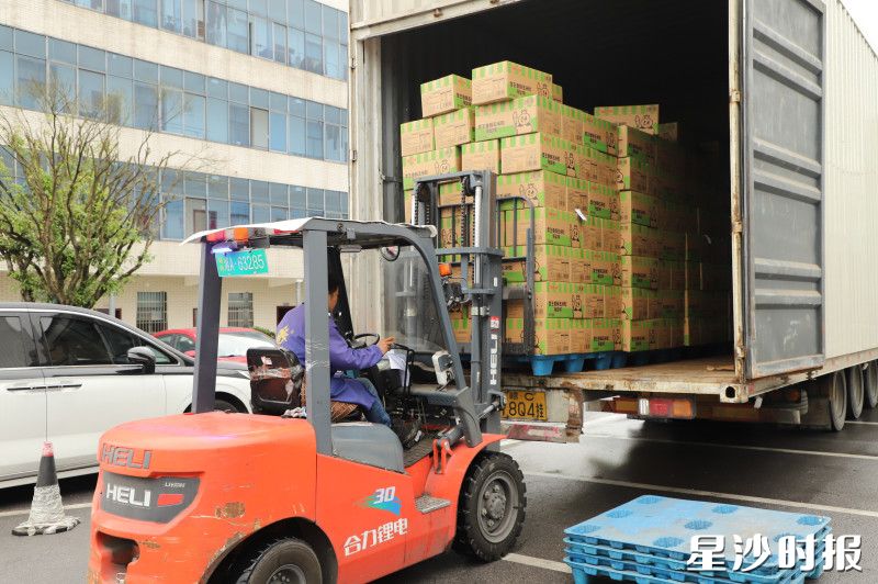 蜜雪冰城定制化的产品正准备发货。