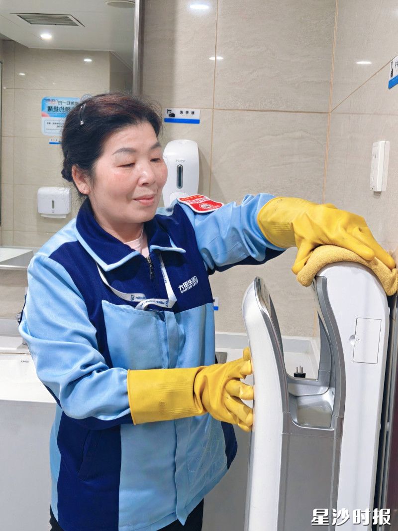 湖南大田智慧生活服务有限公司保洁员谢洪伟--拾金不昧，坚守岗位，用平凡善举传递诚信温度，为文明窗口增添动人亮色。
