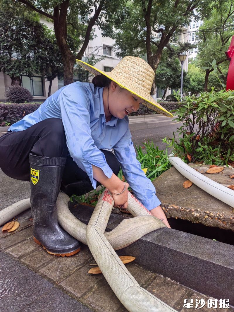 湖南大田智慧生活服务有限公司客服员李莉--跪地清淤，汗透衣襟，用柔弱肩膀扛起攻坚重担，为项目开局打通关键堵点。