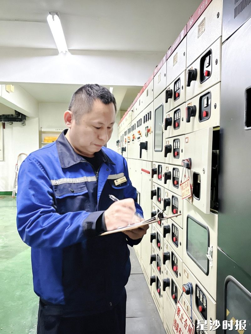 湖南上步物业服务有限公司项目负责人兼工程主管张立勋--主动放弃休息，深入配电房开展节前及节中安全巡检。他逐一检查配电柜运行状态，核对关键参数，认真记录设备情况，不放过任何一处安全隐患，以高度的责任心，为项目的可靠供电和业主的安心假期保驾护航。