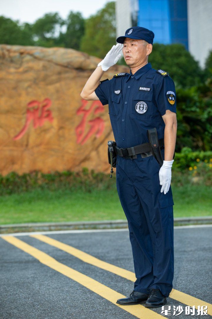 湖南逸欣环境服务集团有限公司安保副队长罗桂刚--湖南逸欣服务的长沙县政府安保人员在岗执勤，身着统一制服，佩戴白手套与执勤装备，站姿挺拔、敬礼标准，精神面貌昂扬，彰显了专业素养与责任担当，为县域政务工作平稳运行保驾护航。