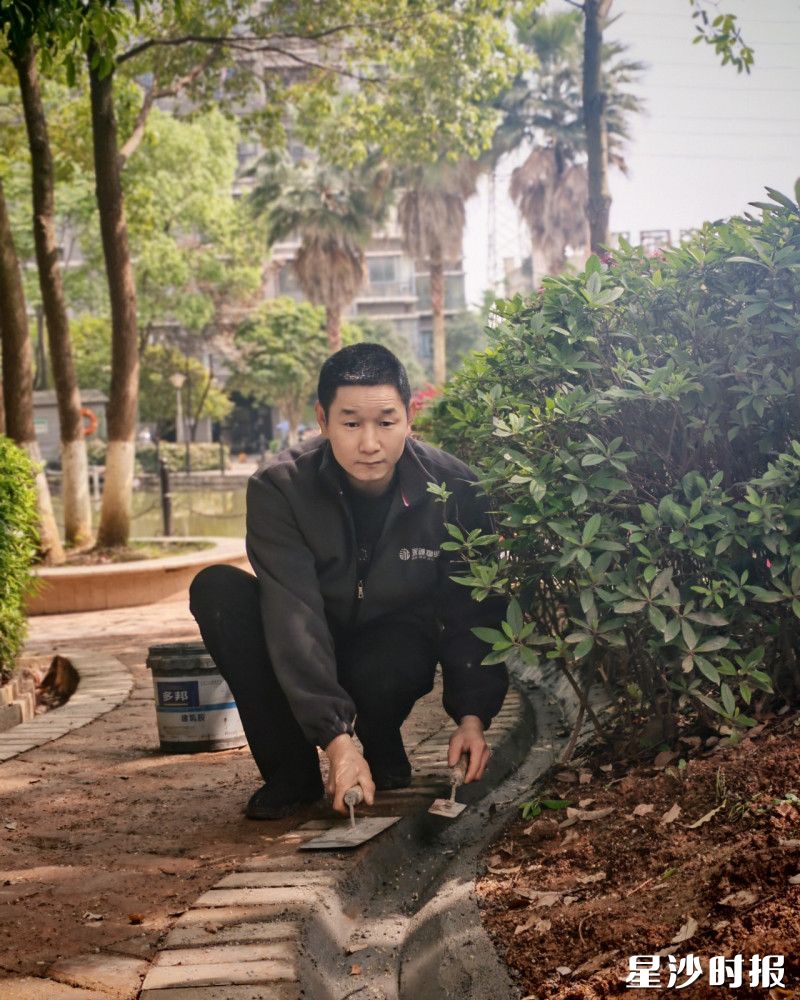 湖南永诚物业管理有限公司工程员唐小猛--巧筑排水沟，拦住泥水护马路，五一焕新景，用心为您守家园。
