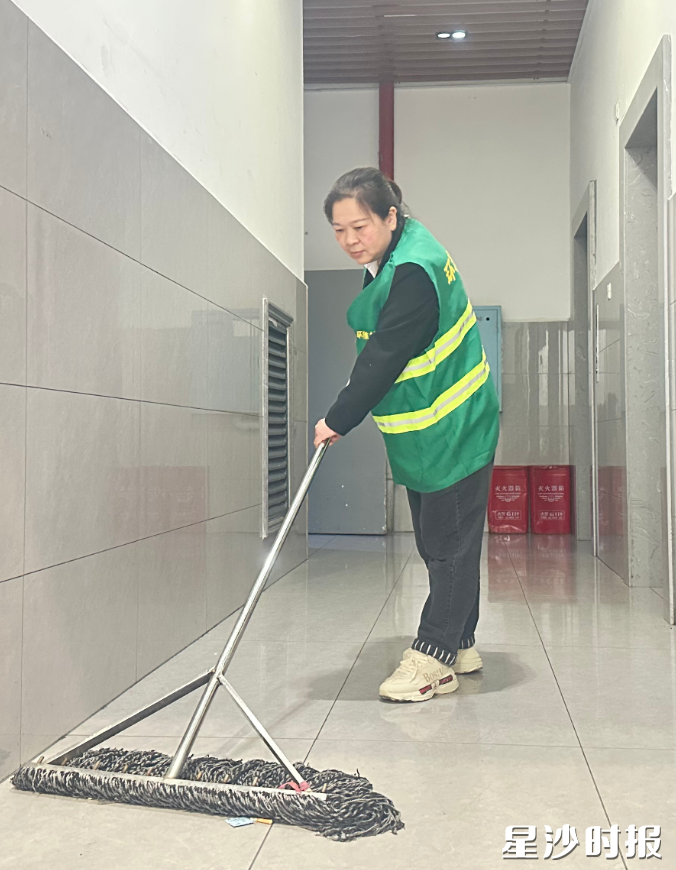 湖南远洋亿家相成物业管理有限公司保洁员邓建--在岗履职不松懈，用心清扫公共区域卫生，全力营造洁净舒适的居住环境。