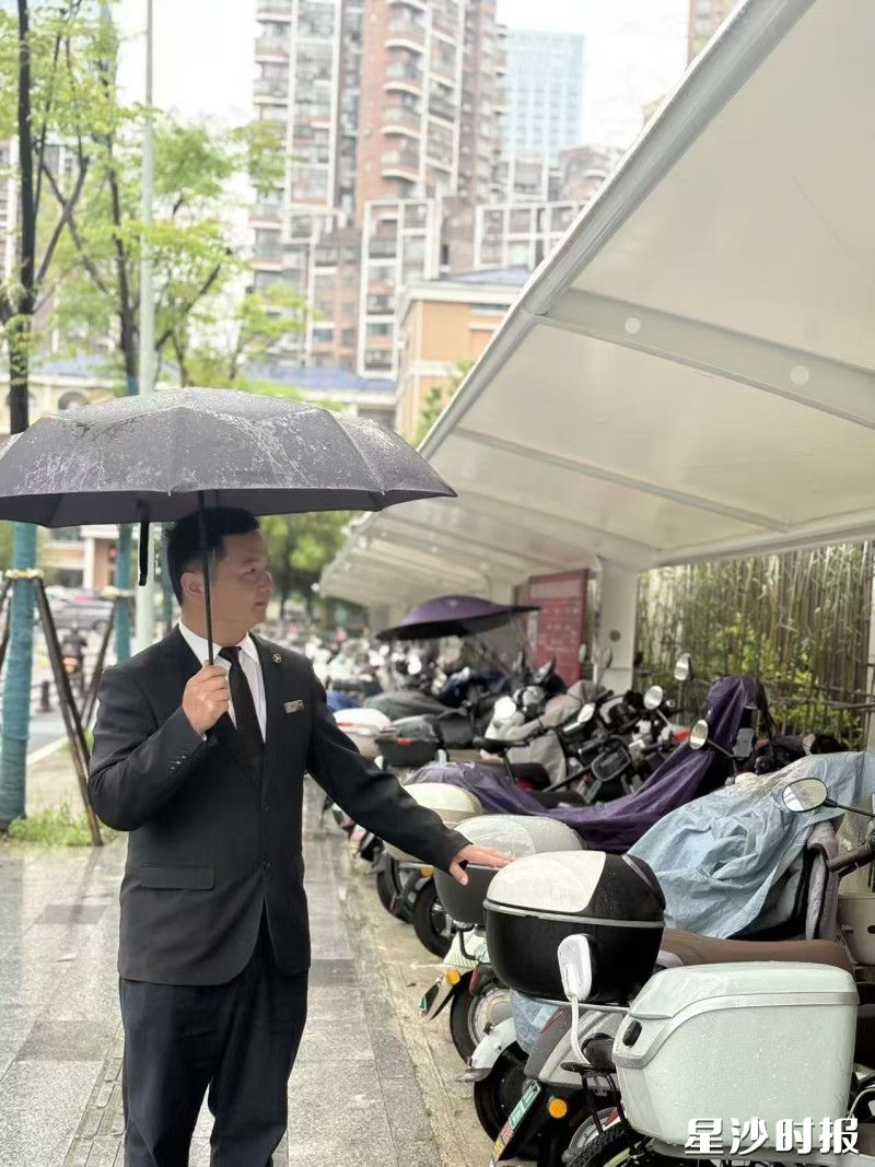湖南竹胜园物业服务有限公司秩序班长谢学文--24小时在线，365天在岗。无论烈日还是风雪，门岗挺拔的身影从未缺席；无论凌晨还是深夜，巡逻的脚步从未停。