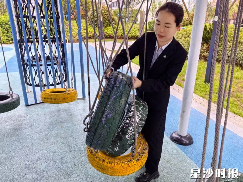 湖南竹胜园物业服务有限公司客服管家戴丽娇--没有业主报修，没有事故预警，她只是每天路过时多看几眼，因为她知道：孩子的事，等不起。用心服务，敬职敬业。