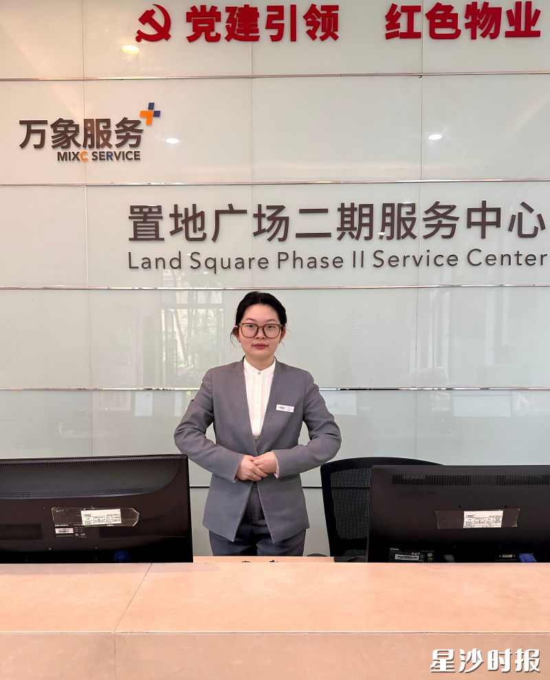 润加物业服务（武汉）有限公司长沙分公司客服前台杨妍--坚守前台服务窗口，举止文明、礼貌待客，规范落实来访登记与业务对接，以微笑服务用心打造优质物业服务形象。